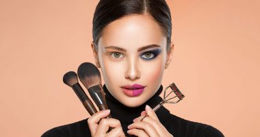 portrait-of-a-girl-with-tools-for-making-makeup-ne-5X38TYW.jpg